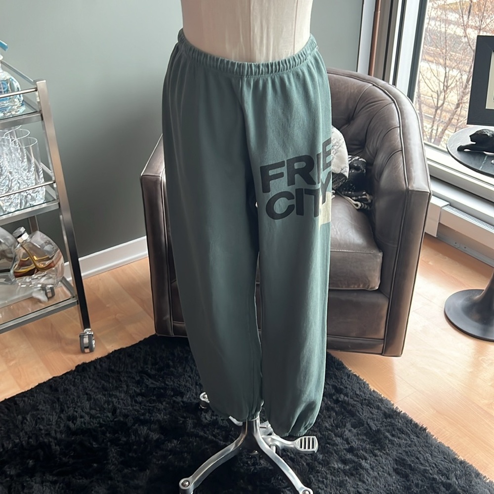 FREECITY Cotton Logo Sweatpants in Surplus Green Size Small